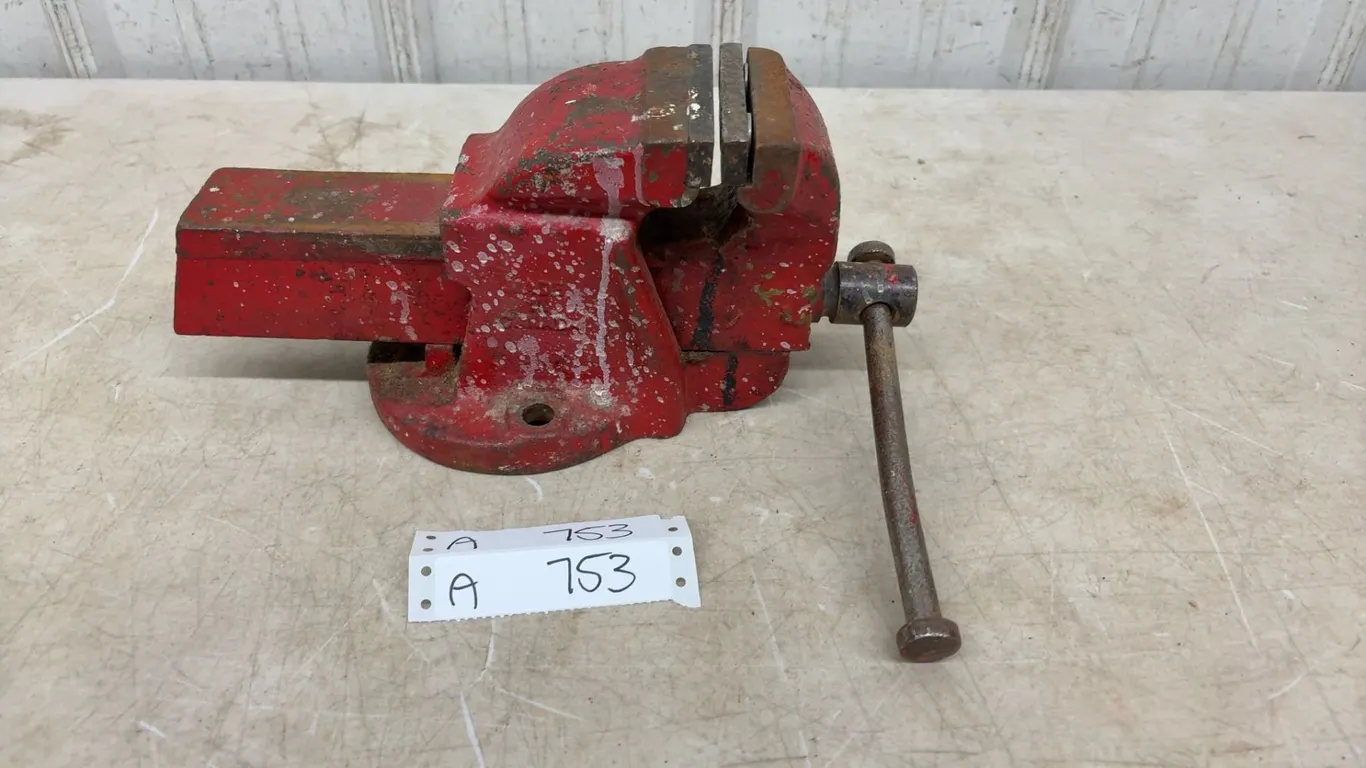 Northern King No. 2 Red Bench Vise With Handle