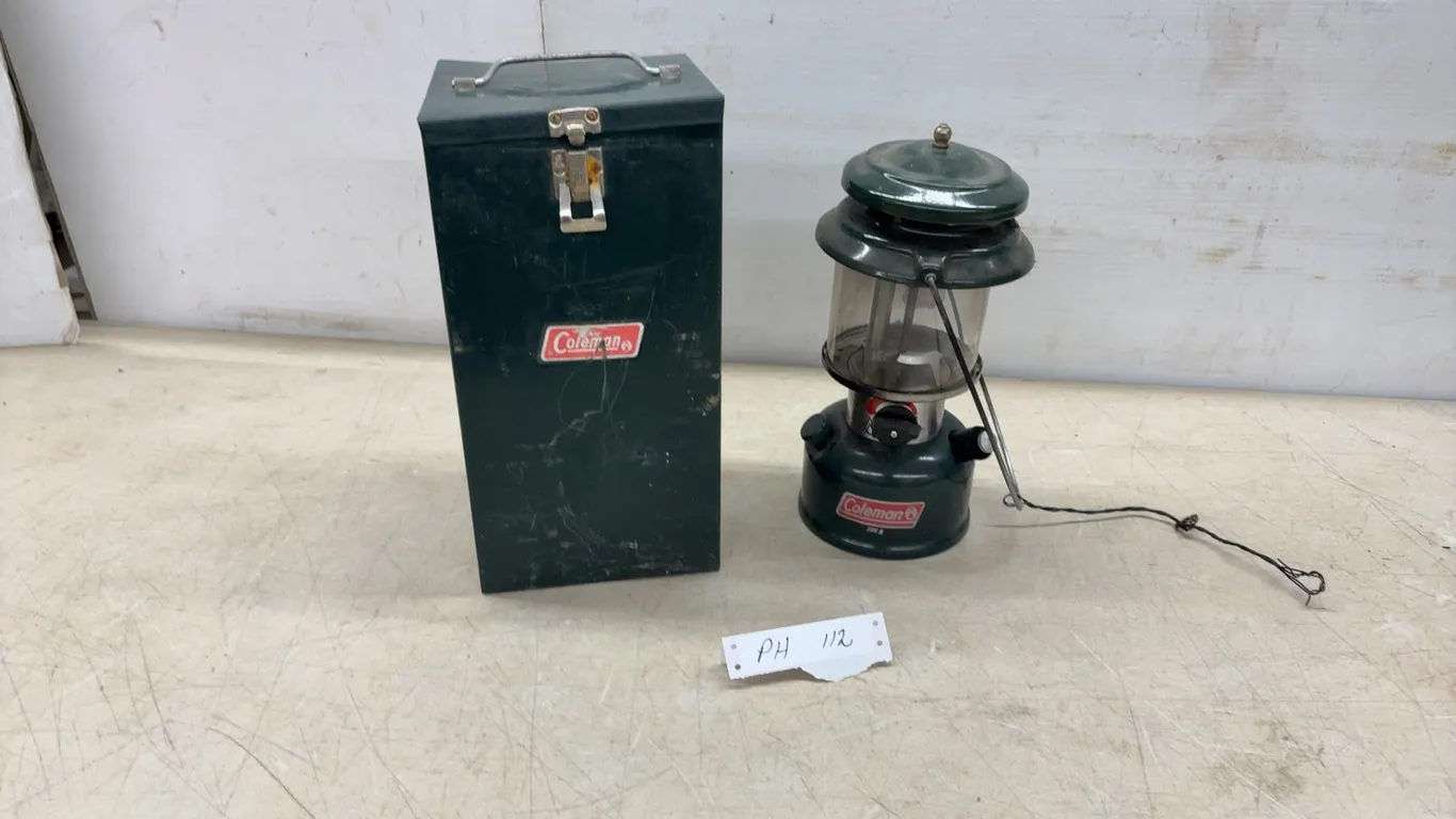 Coleman Model 286 Single Mantle Lantern with Green Metal Carrying Case