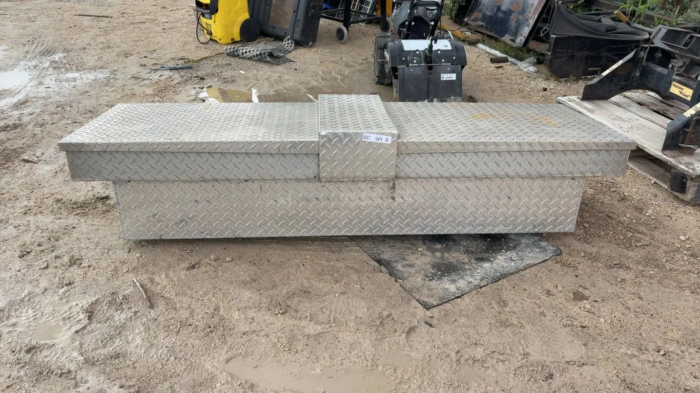 Diamond Plate Aluminum Cross-Bed Truck Toolbox with Dual Lid Storage Compartments