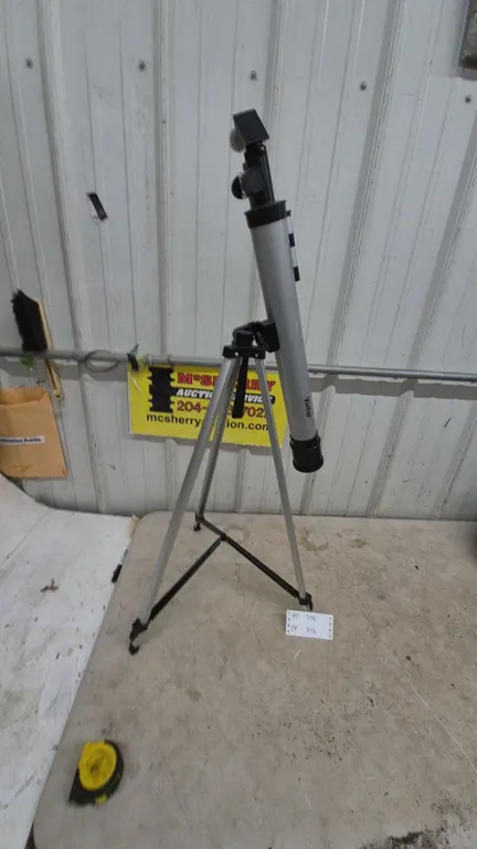 Vivitar Telescope on Tripod with Finder Scope and Eyepiece