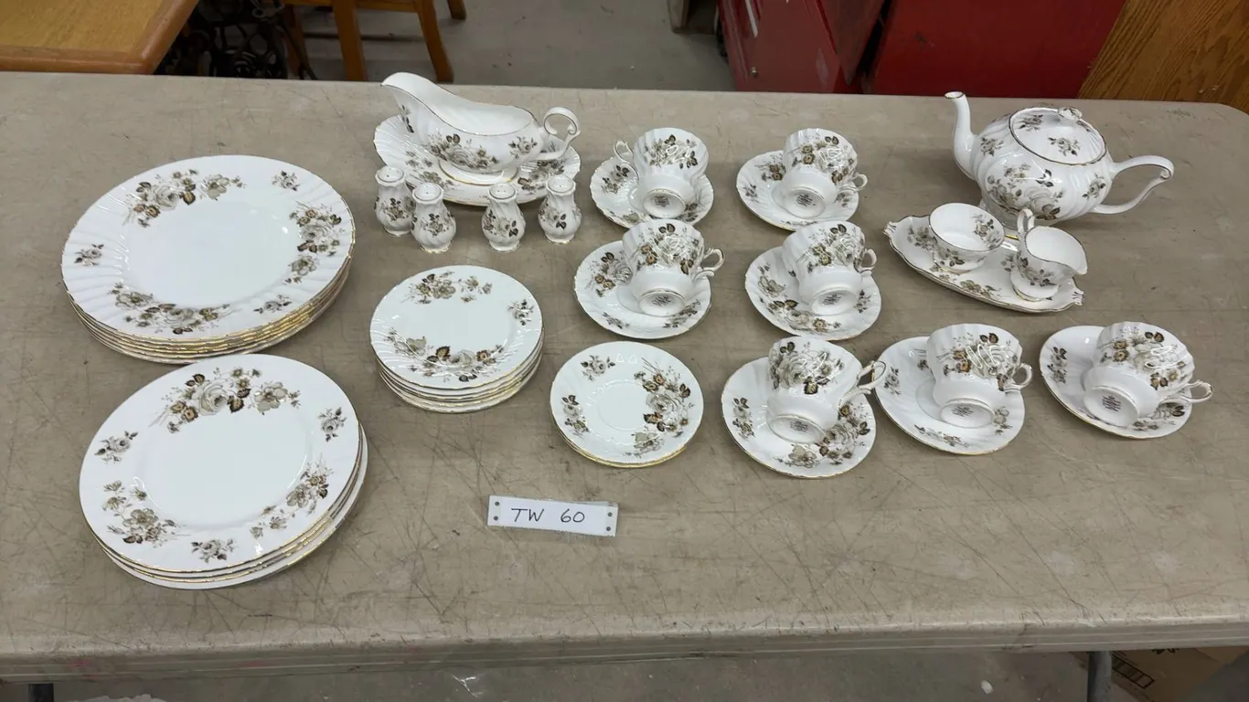 Terra Nova Queen Anne China England Dinnerware Set: Plates, Cups, Saucers, Gravy Boat, Shakers, 42