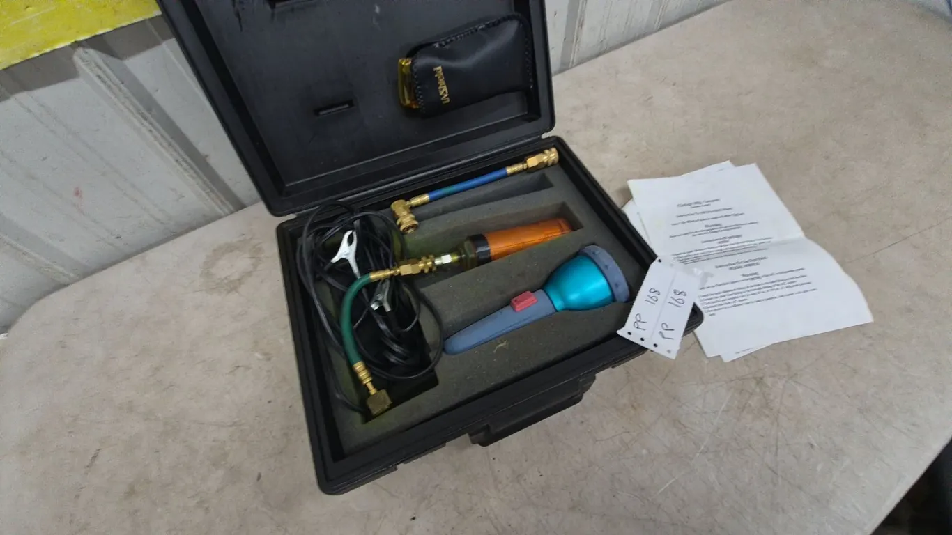 Tracerline Ultraviolet Lamp Kit with Case, UV Lamp, Dye Injector, Hoses, and Manuals