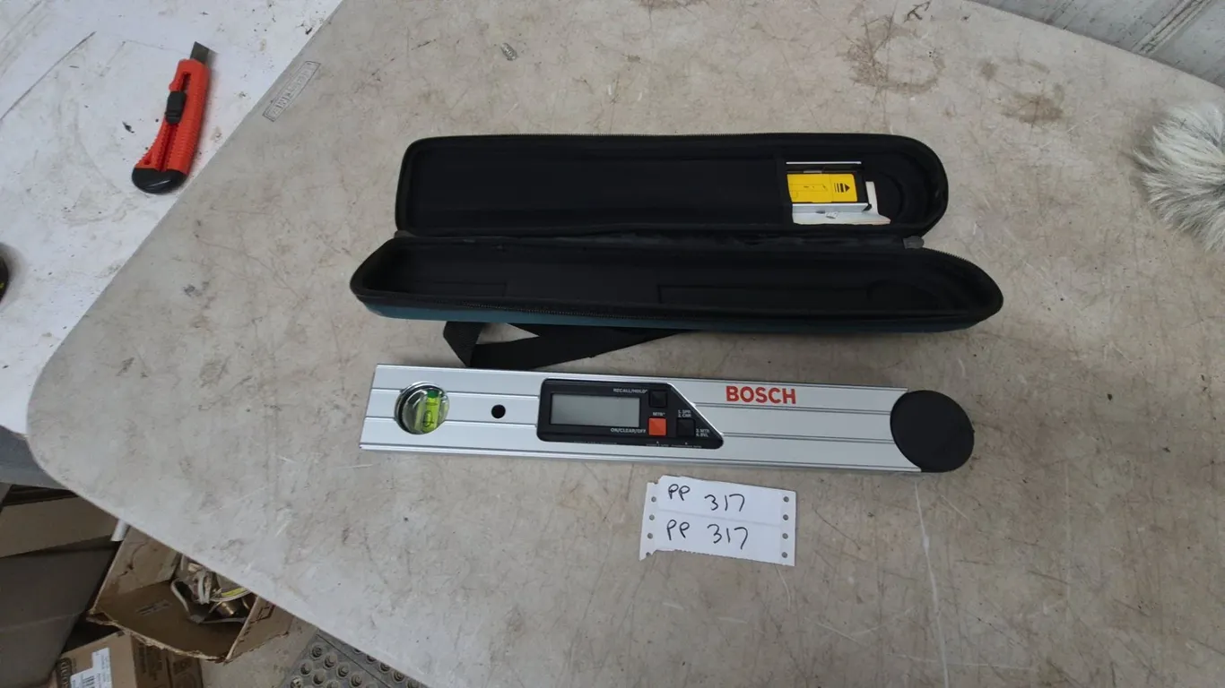 Bosch DAF220 Digital Level, Case, and Manual