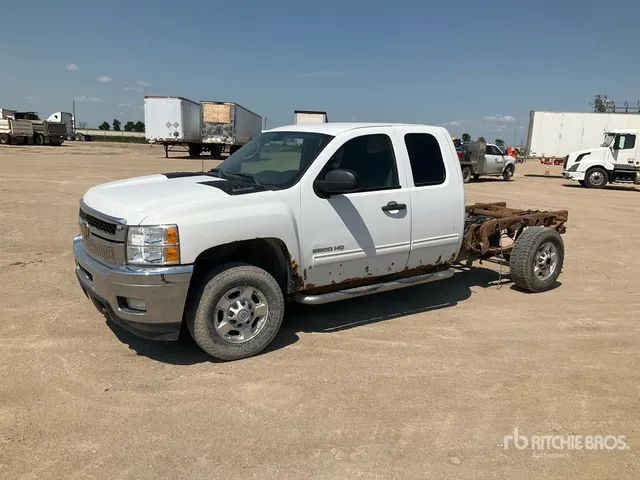 2011 Chevrolet Silverado 2500HD 4x4 Extended Cab Cab and Chassis (Inoperable)