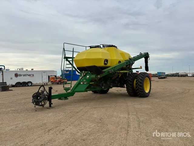 2011 John Deere 1910 430 bu Tow-Between Air Cart