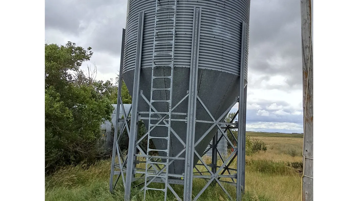 GSI Hopper Bottom Grain Bin - 11'4" Diameter, 21' High Bin Edge, 9.5" Hopper Height-Pickup Offsite