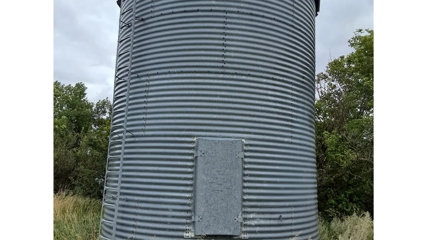 GSI 5-Tier Grain Bin on Wood Floor - 14' Diameter, Dented Roof & Top Tier-Pickup Offsite Allan