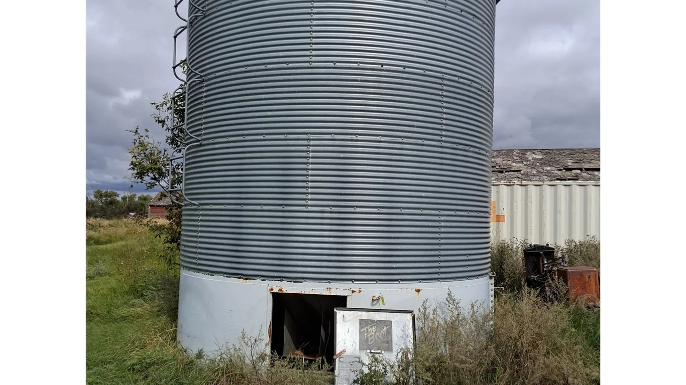 1650 Bushel Westeel-Rosco Grain Bin on Hopper w/Airation-Pickup Offsite South of Allan