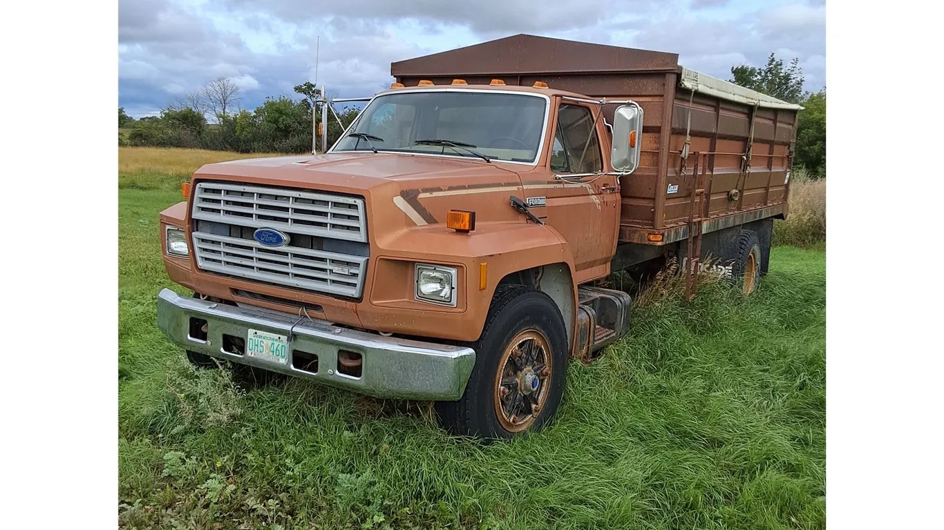 1985 Ford F-800 Grain Truck (5-speed, 2 hydraulics, PTO)-Pickup offsite South of Allan