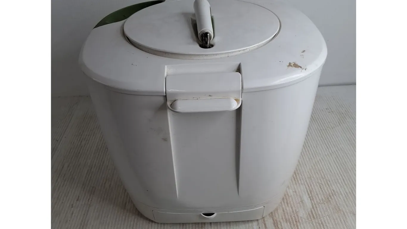 Manual Laundry Spinner - 13" High x 14" Diameter