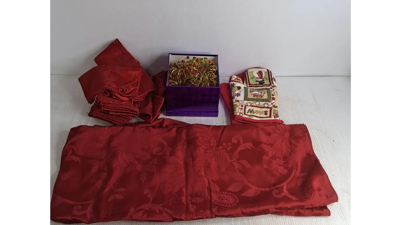 Christmas Themed Table Cloth & Napkins/Holders, Pot Holders