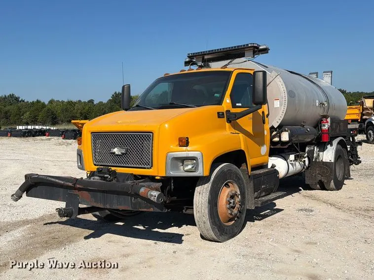 2004 Chevrolet C7500 oil distributor truck