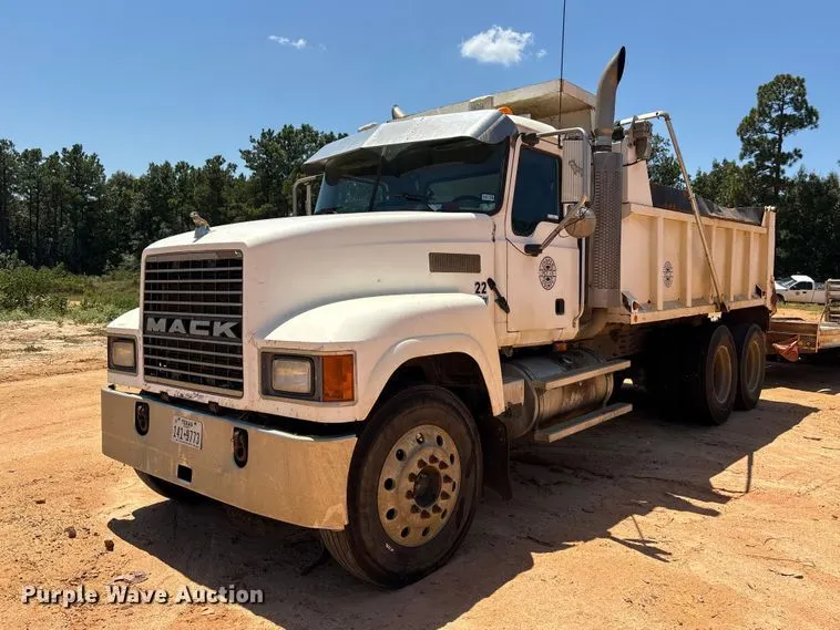 2005 Mack CHN dump truck