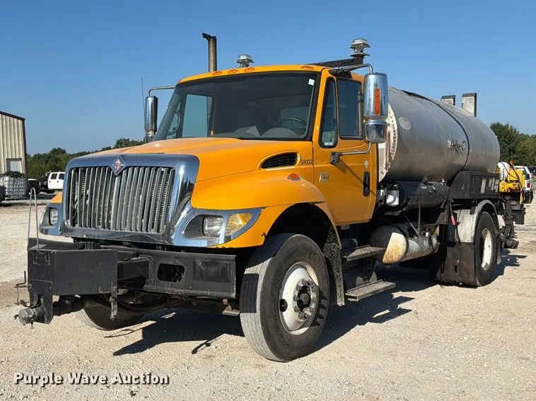 2006 International 7300 oil distributor truck