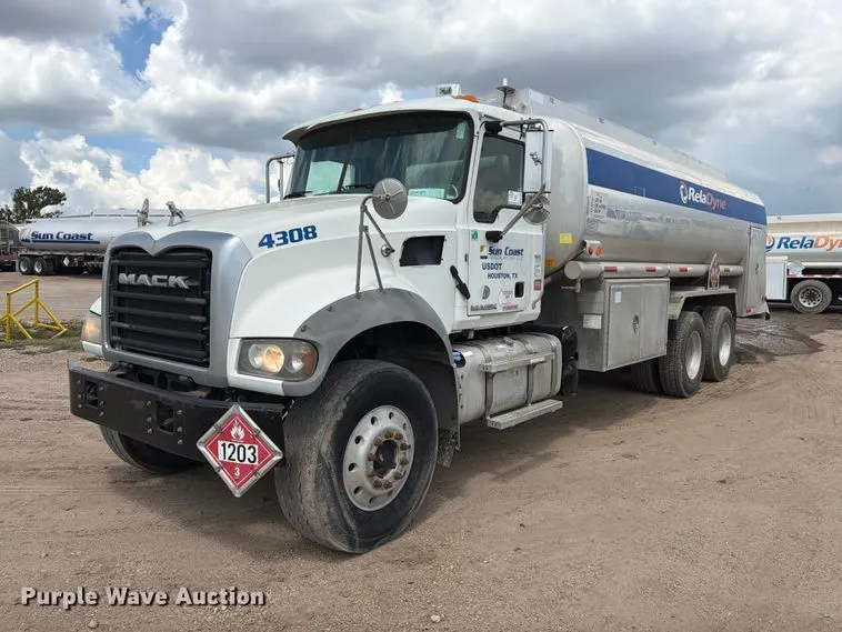 2015 Mack GU433 fuel truck