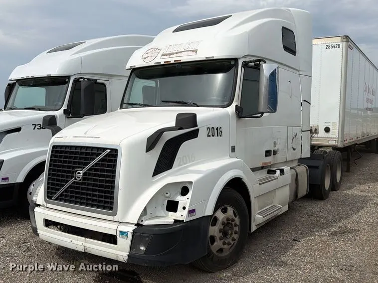 2016 Volvo VNL semi truck