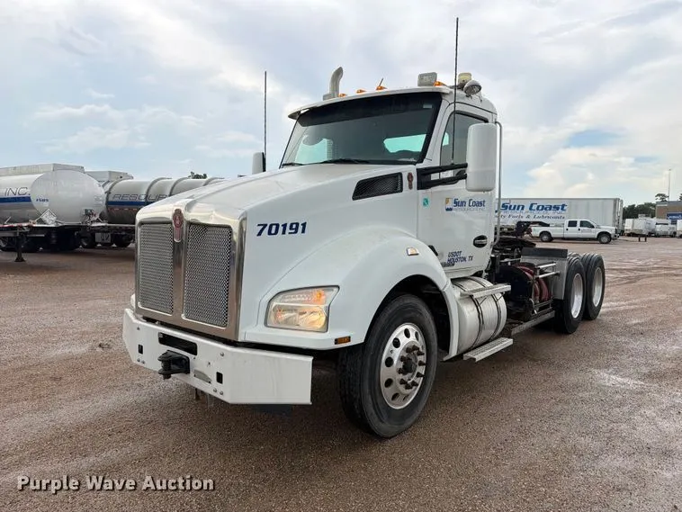 2016 Kenworth T880 semi truck