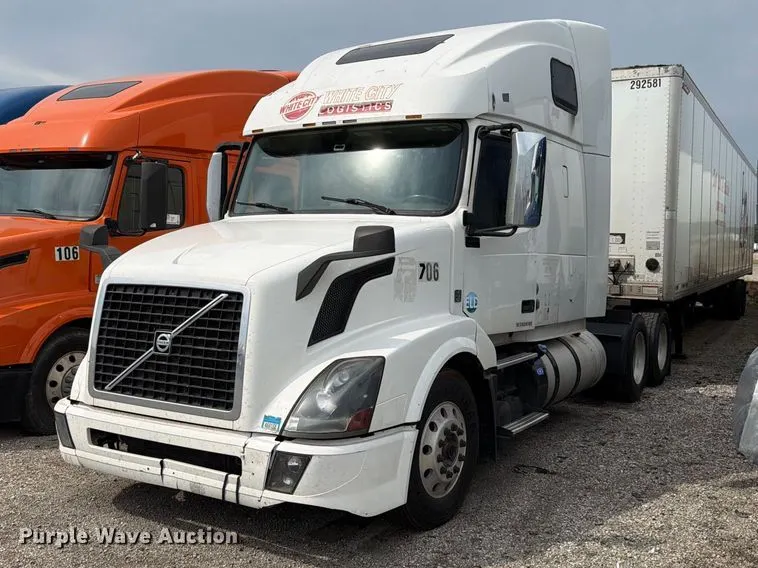 2016 Volvo VNL semi truck
