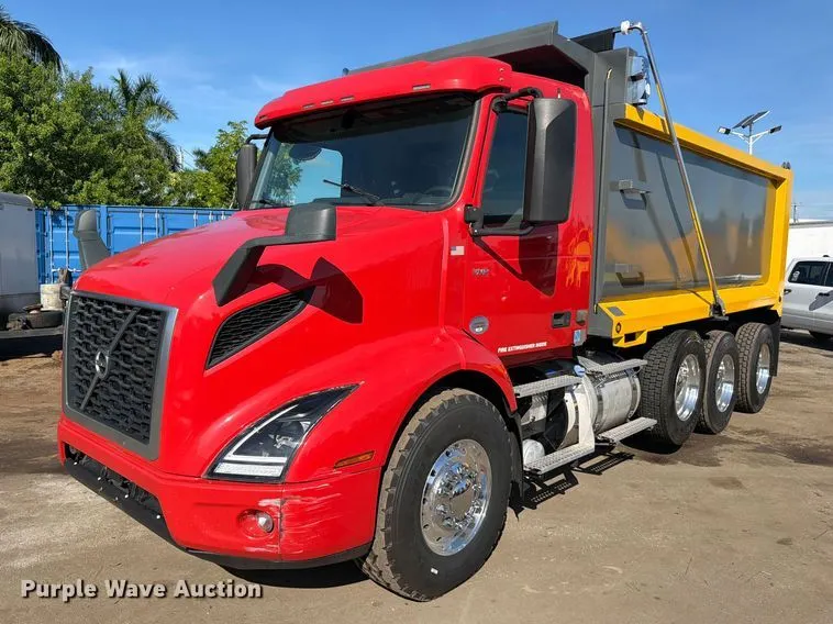 2020 Volvo VNR dump truck