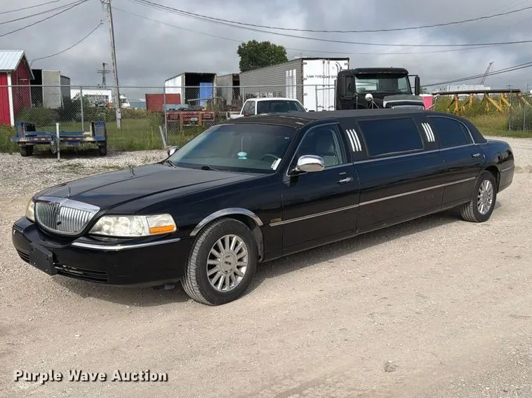 2003 Lincoln Town Car limousine