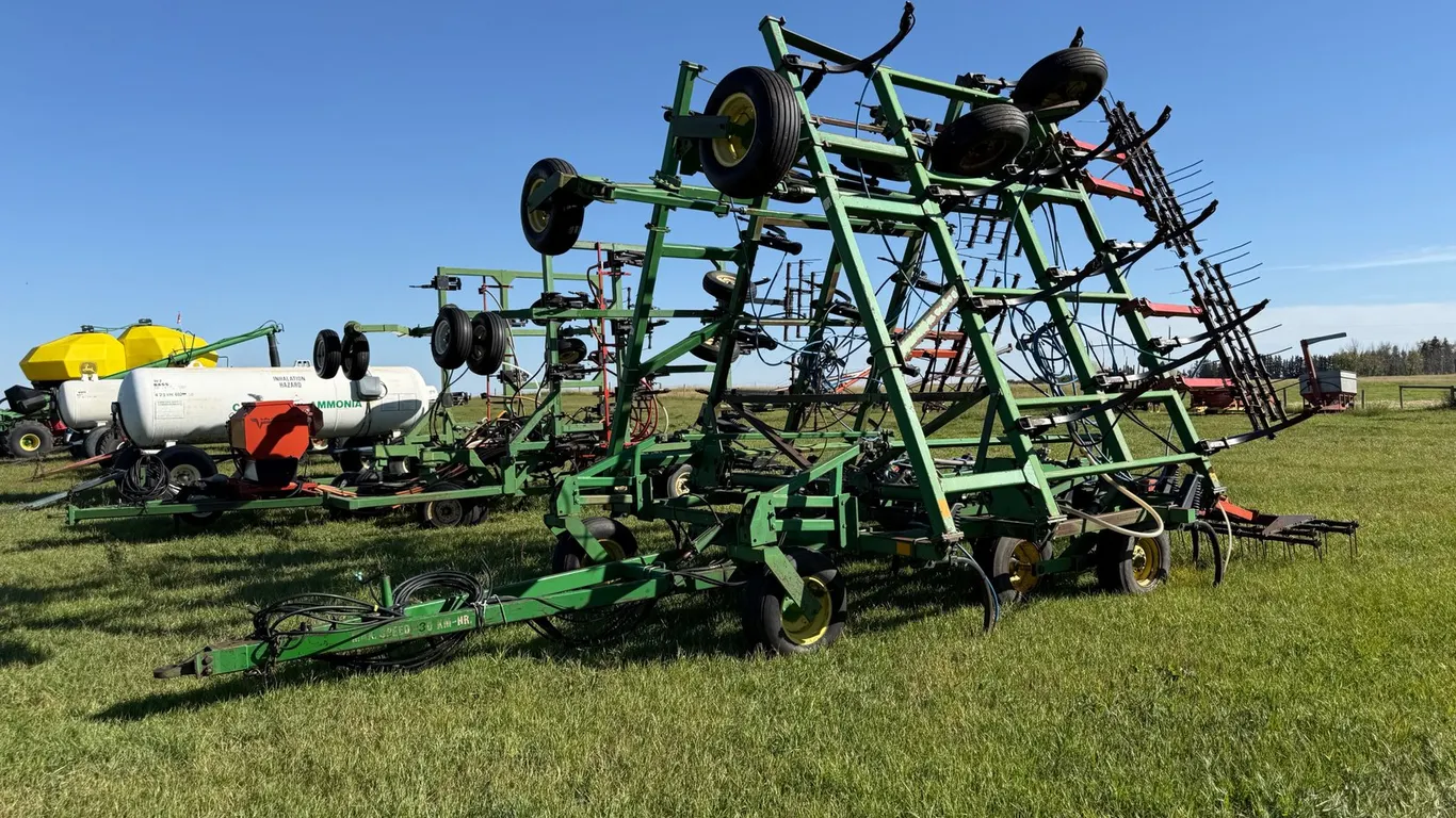 John Deere 41' 610 Cultivator w/ NH3 Kit