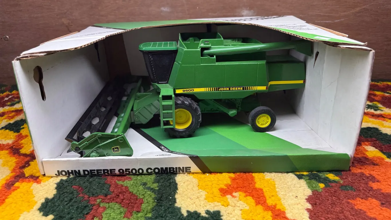 John Deere Diecast Model 9500 Combine