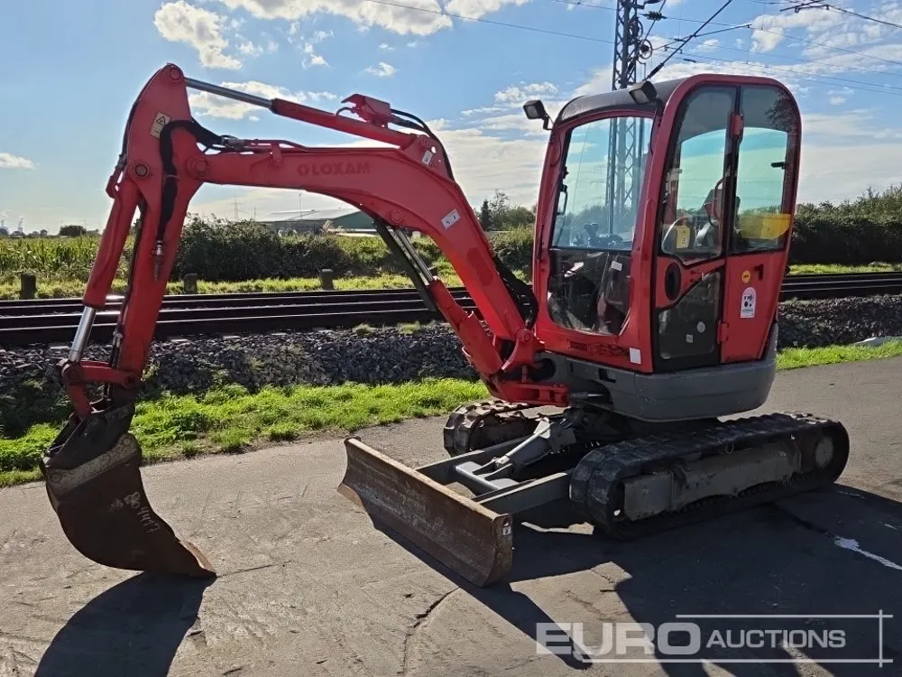 2017 JCB 8025