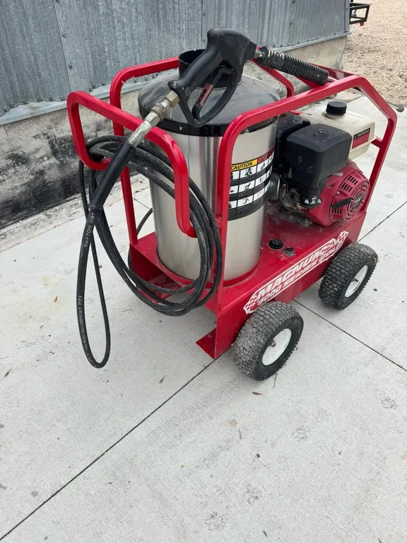 OFFSITE - Magnum 4000 series gold Easy-Kleen hot water, pressure washer