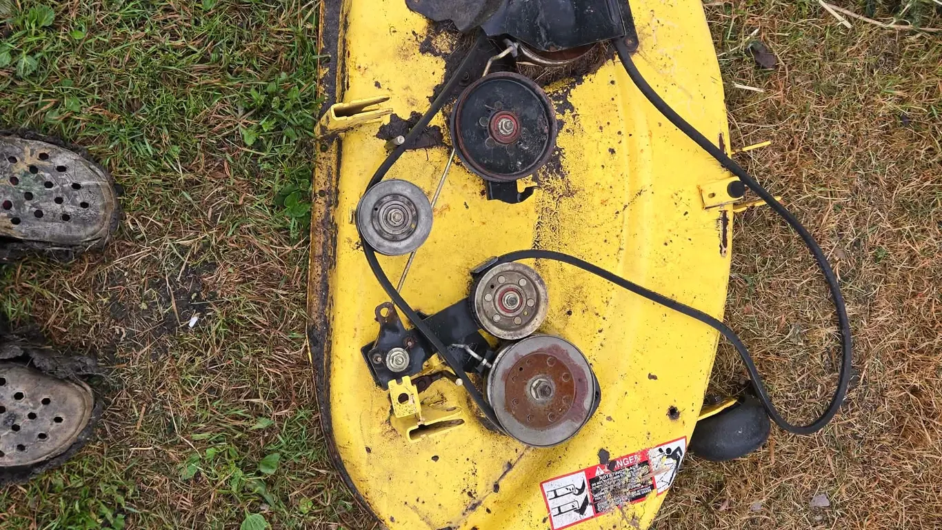 OFFSITE - John deere 41 inch mower deck, john deere bagger