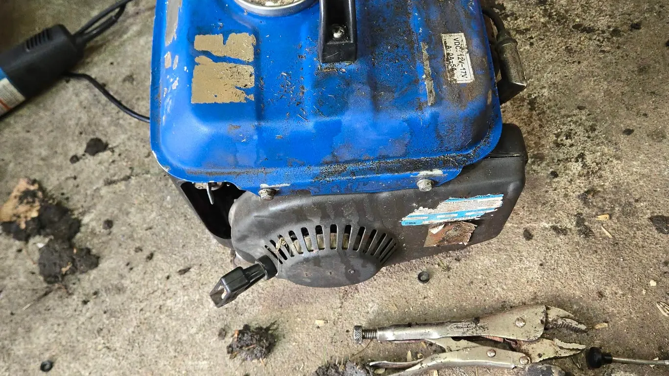 OFFSITE - 2 stroke generator runs great 1000 watt