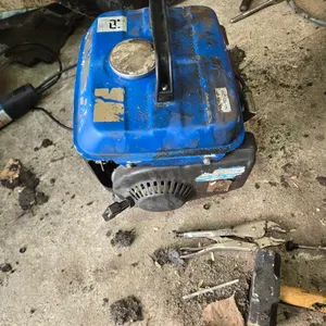 OFFSITE - 2 stroke generator runs great 1000 watt