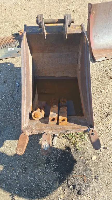 Dragging bucket for a tracho