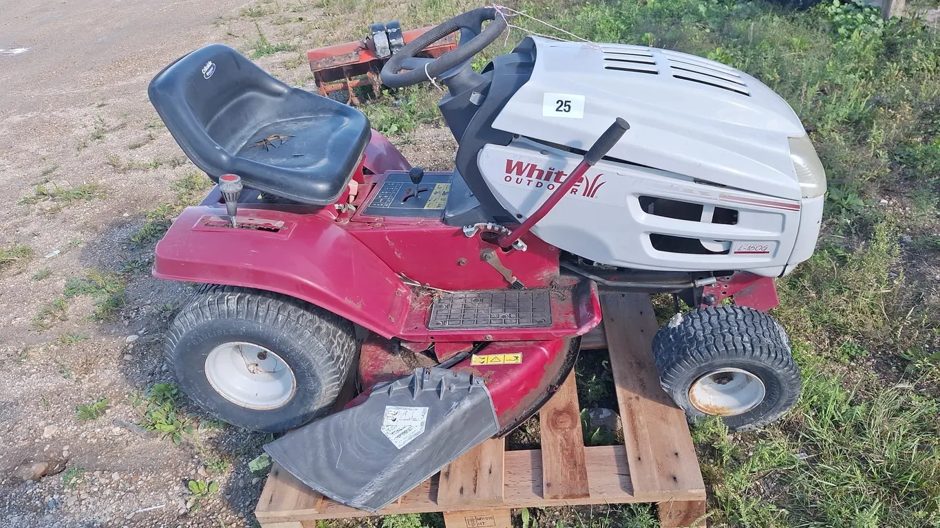 42" Cut White riding lawnmower