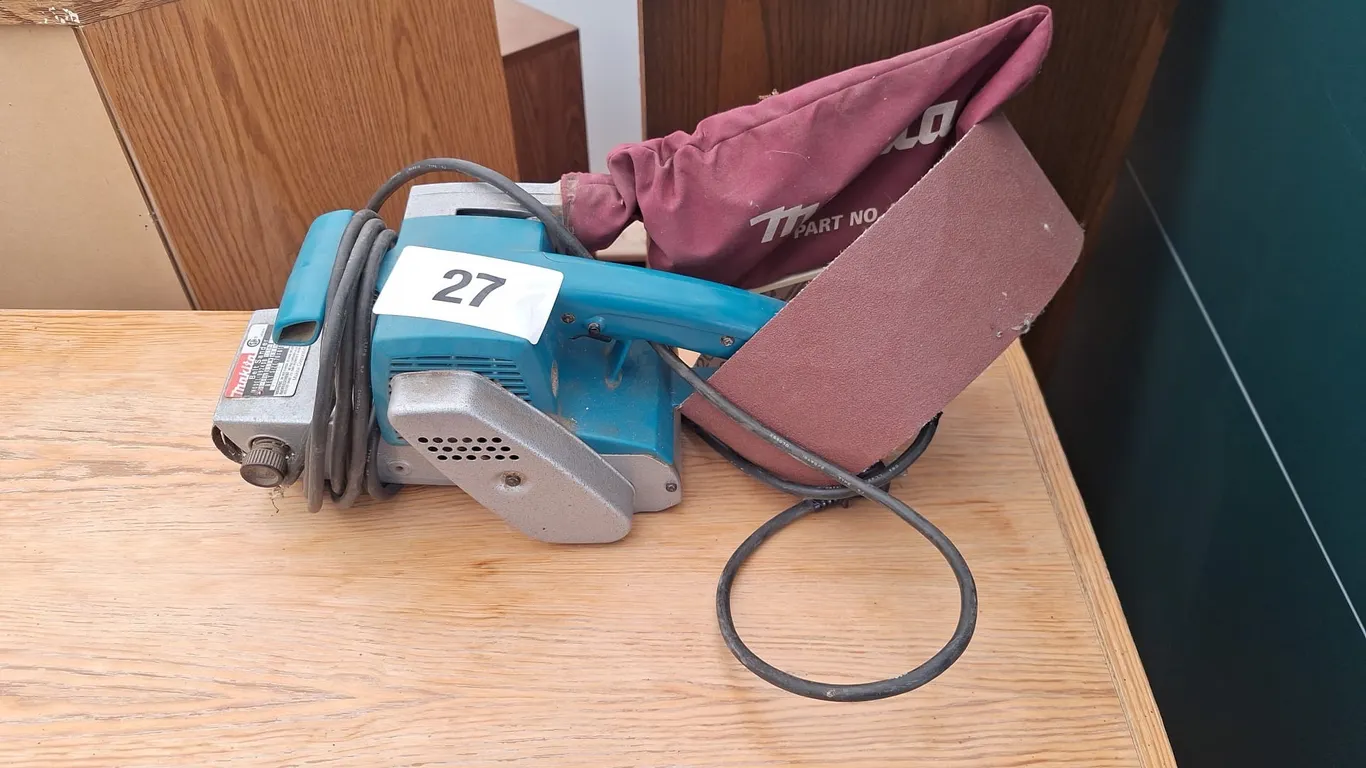 Makita 7.8 Amp belt sander 76x610mm with extra belt