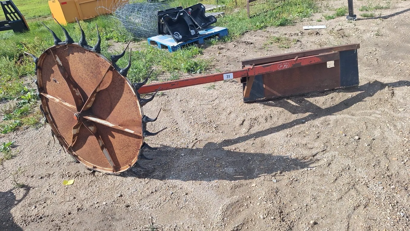 Heavy duty build skid steer attachment with single hay rack