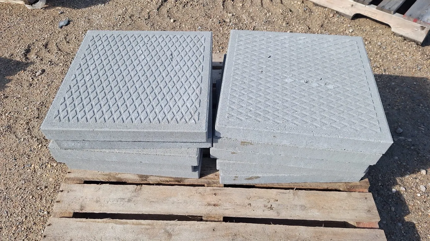 10 - 18 x 18 Slabs grey