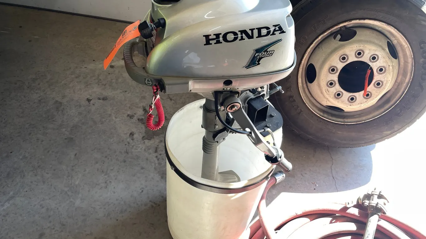 Honda 2 Outboard Engine