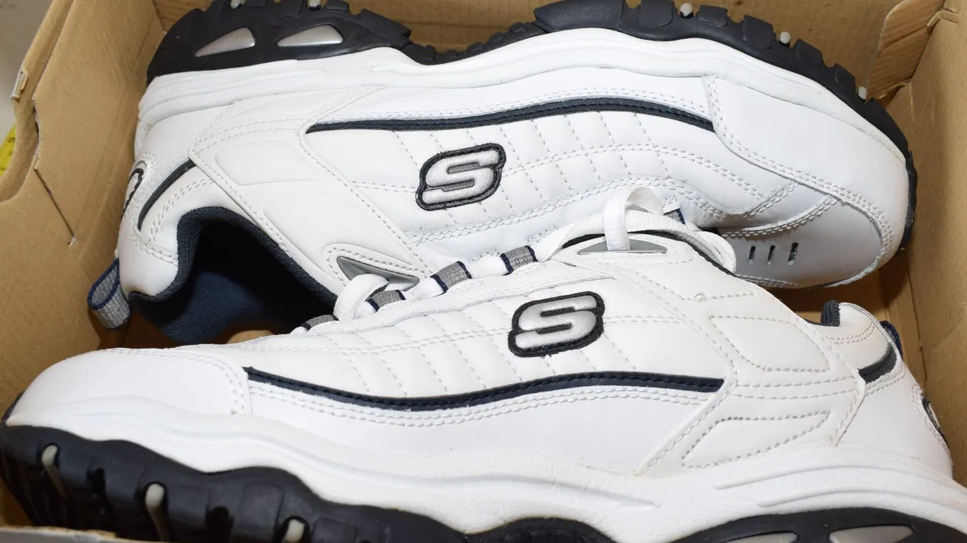 NEW Size 9.5 Sketchers Sport Shoes