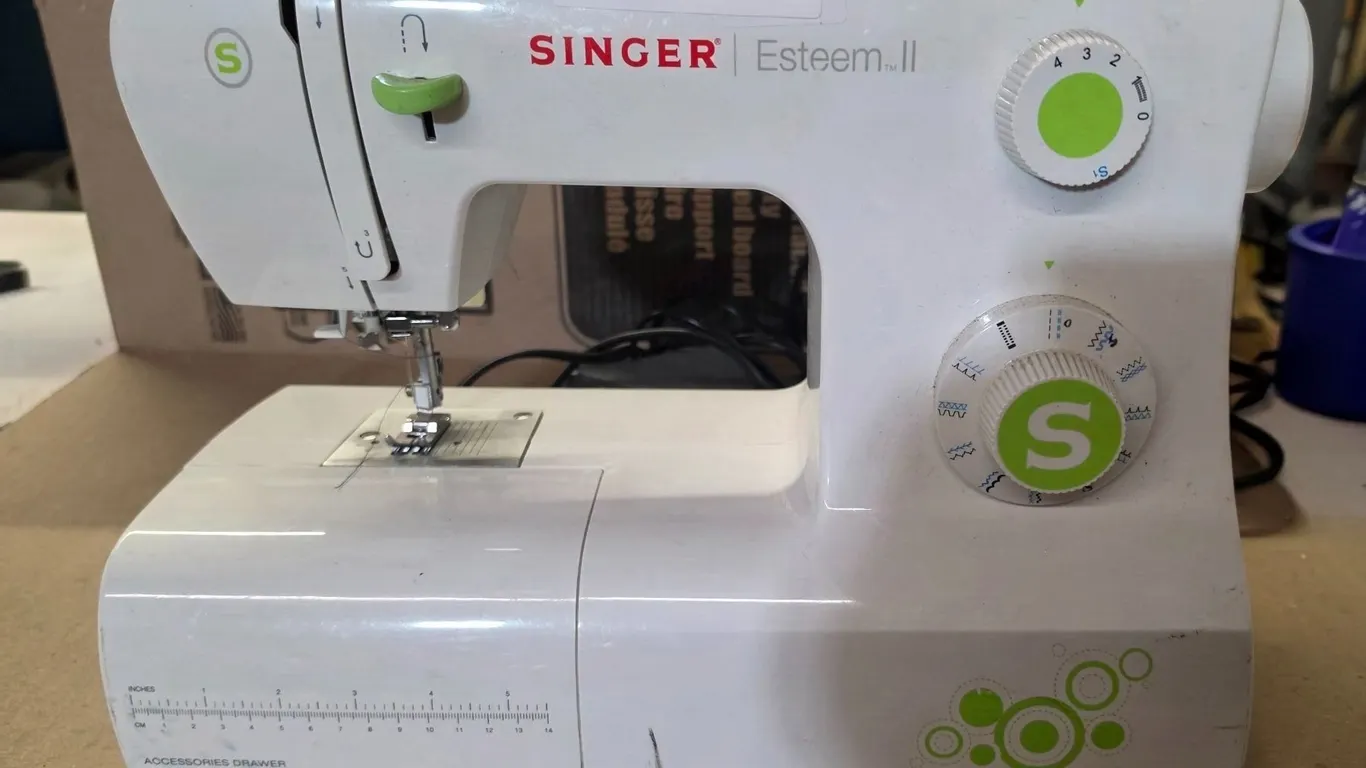 Singer Esteem II Sewing Machine