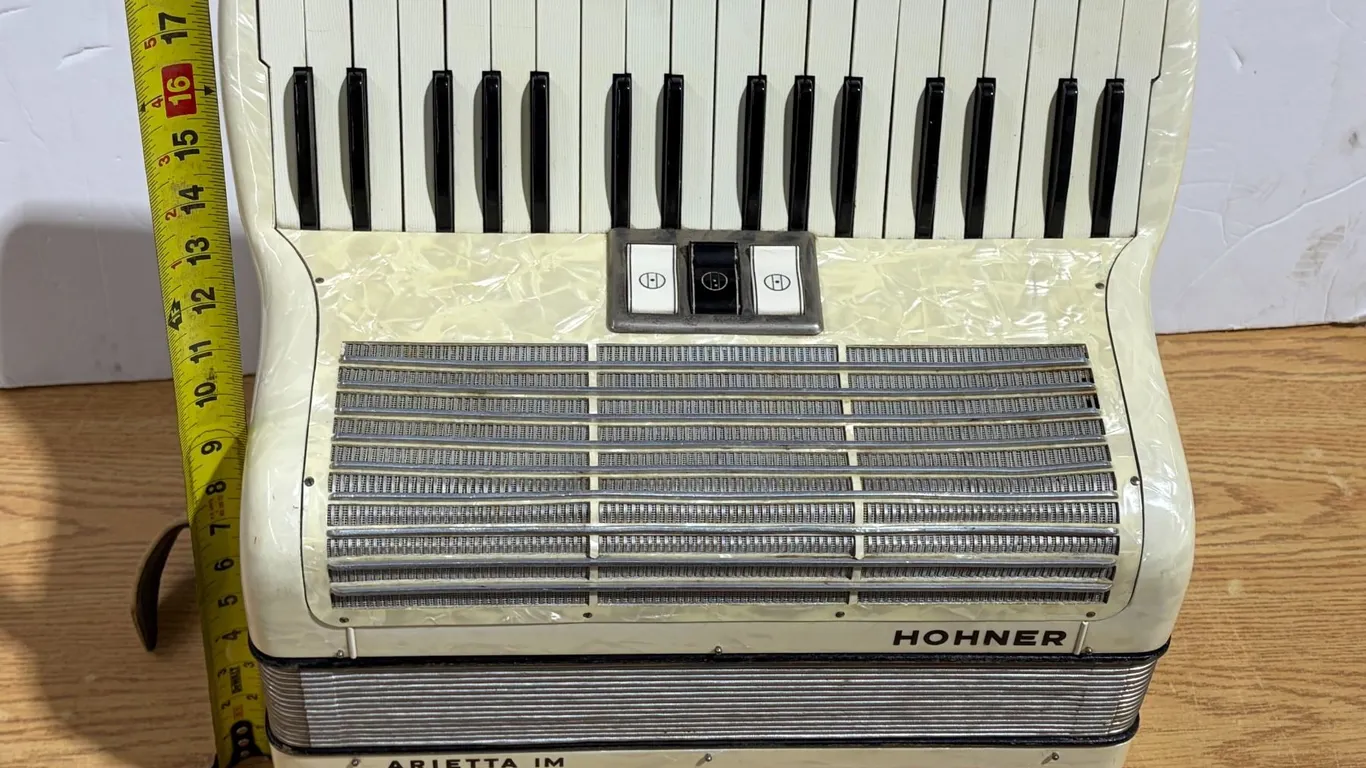 Vintage Hohner Arietta IM Accordion – No Case