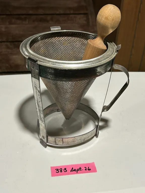 strainer/fruit press