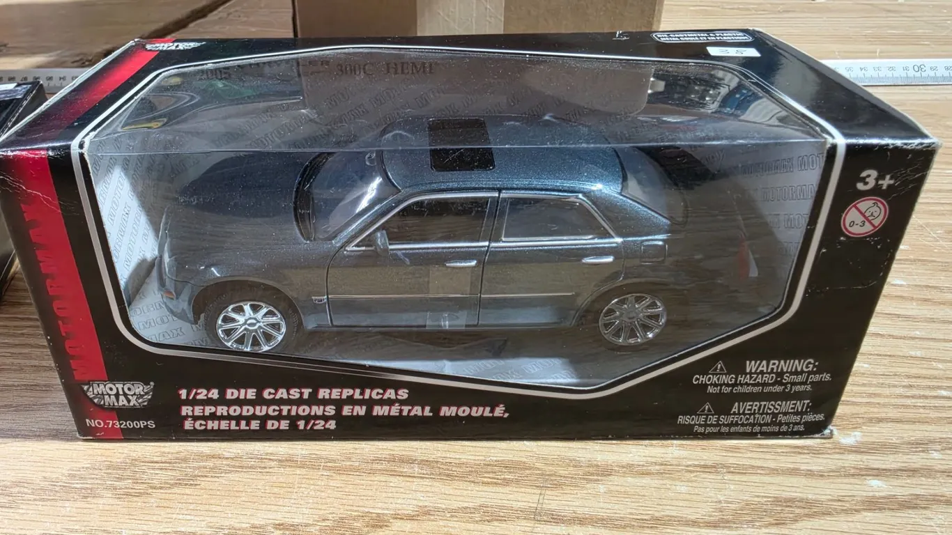 Chrysler 300 - 1/24 scale