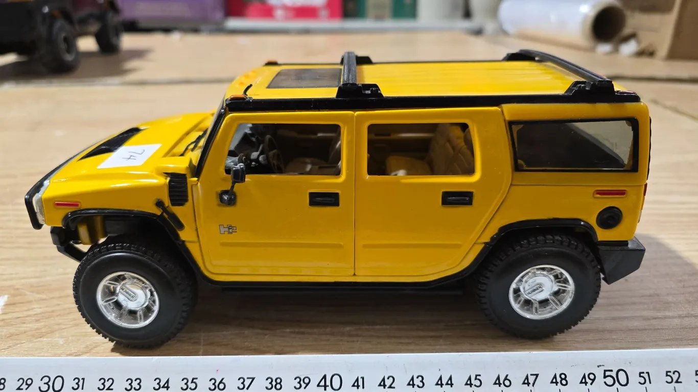 Humvee - 1/18 scale-magnetic hood