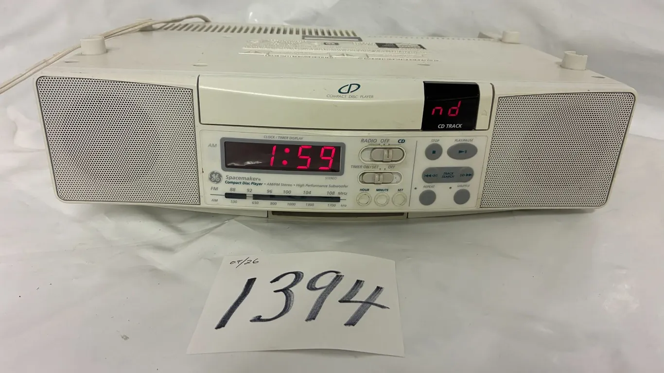 GE Spacemaker AM/FM Radio Kitchen Clock