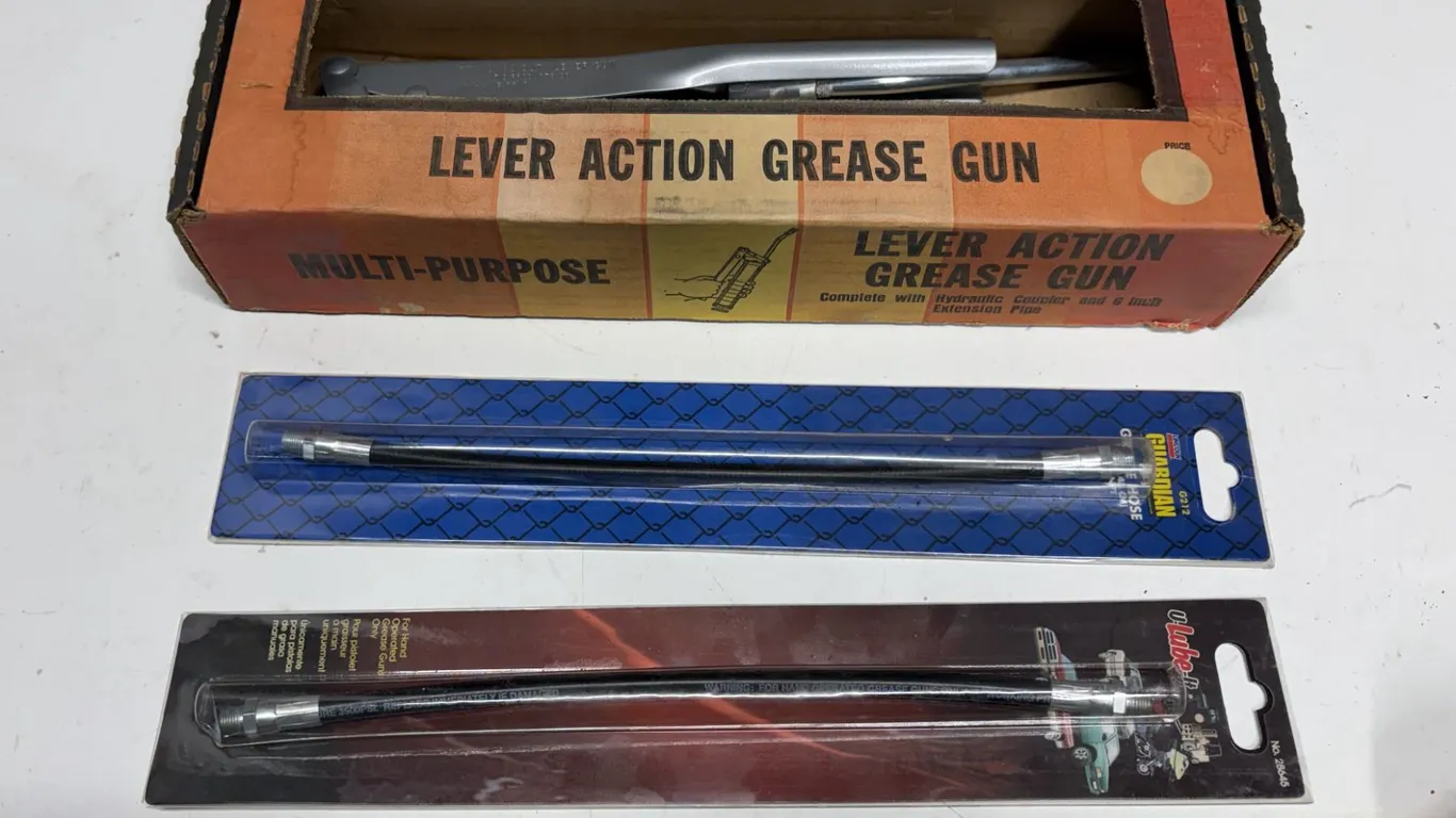 NIB Lever Action Multi-Purpose Grease Gun w/ (2) 12” Hoses