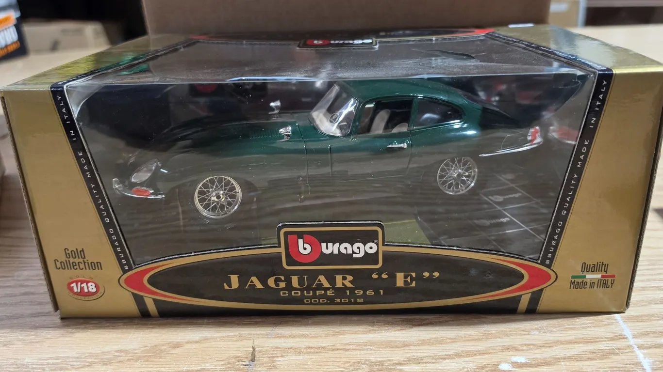 Burago- 1961 Jaguar E - 1/18 scale