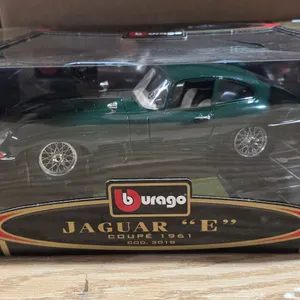 Burago- 1961 Jaguar E - 1/18 scale