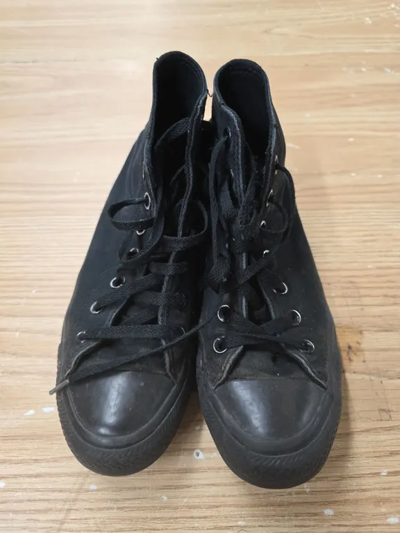 Black Converse – Men Size 5 / Women’s Size 7