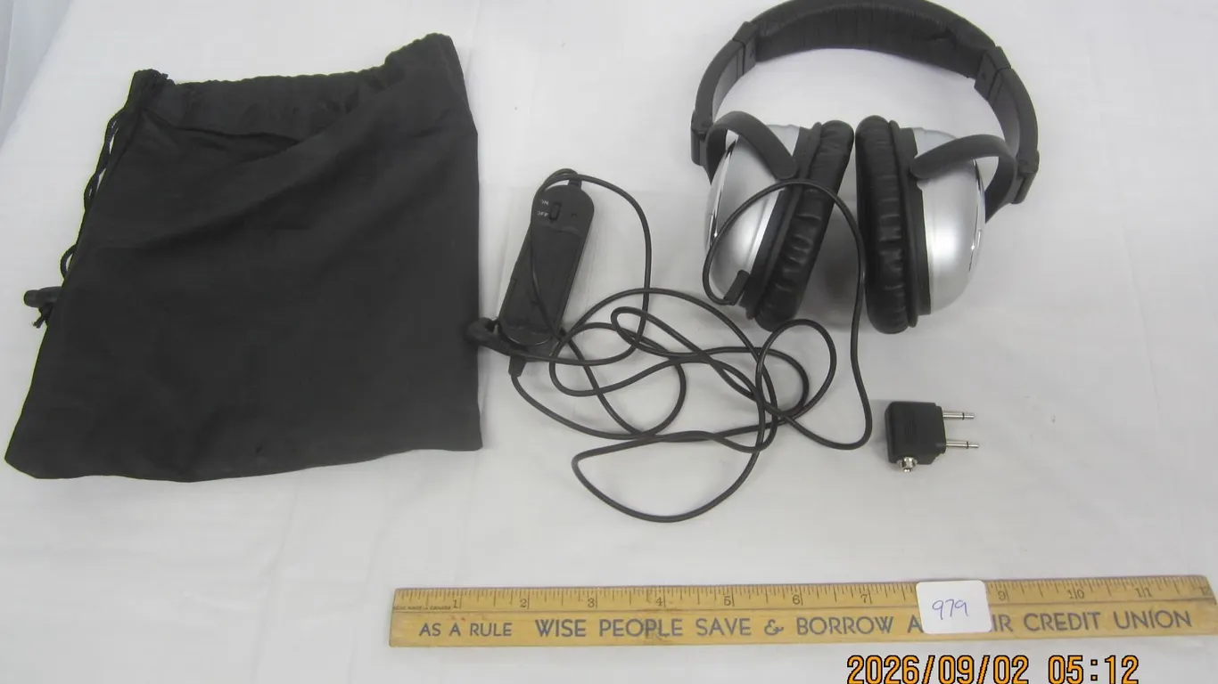 979. Maxwell Quality Headphones