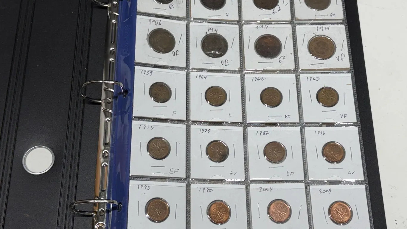 Binder of Junier Collector's Set. (It Includes (2) Shinplasters, 1, 5, 10, 25, 50 Cents ; 1, 5, 10,